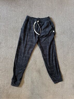 Vuori Women’s Camo Performance Joggers with White Drawstring